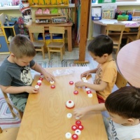 Дидактическая игра с предметами «Математические крышки» для детей старшего дошкольного возраста