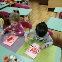 Конспект занятия по рисованию с детьми 3–4 лет «Открытка ко Дню Матери»