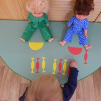 Настольная игра по сенсорному развитию «Конфеты для кукол» для детей раннего возраста