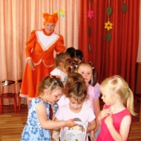 Фотоотчёт о летнем развлечении в средних группах «Лиса Патрикеевна и сундучок со сказками»