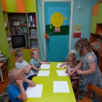 Она появляется на небе когда идет дождь и одновременно светит солнышко