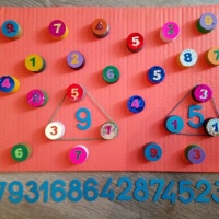 Дидактическая игра «Математический планшет с крышечками» для развития математических способностей дошкольников