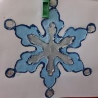 Конспект НОД по рисованию «Первые снежинки» в технике «витраж»