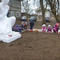 Фотоотчет «Посещение Парка Победы. Возложение цветов к памятнику «Скорбящей матери» с детьми старшей группы»