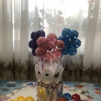 Семейный мастер-класс по изготовлению поделки из пластиковых ложек, крышек и коктейльных трубочек «Цветы для мамы»