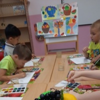 Развивать творческие способности детей гармонично подбирать цветовую гамму в изображении фруктов и ягод эстетично передать форму размер и расположение в натюрморте