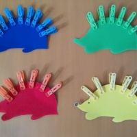 Дидактическая игра «Разноцветные ёжики» для детей младшего дошкольного возраста