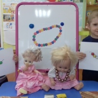 Фотоотчёт о занятии по лепке с детьми 2–3 лет «Бусы кукле Тане»
