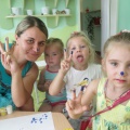 Ярко солнце светит В воздухе тепло И куда ни взглянешь Всё кругом светло