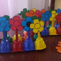 Дидактическая игра «Подбери цветок по цвету» для детей первой младшей группы