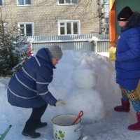 Оформление зимнего участка в ДОУ «Креативный снеговик»