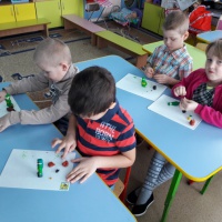 И так как дети очень любят лепить мы решили слепить пограничника с собакой