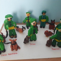 Для работы нам понадобился пластилин черного зеленого желтого и коричневого цвета