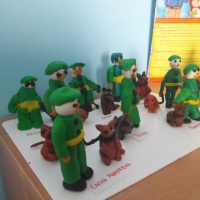 Перед началом лепки разминаем кусочки пластилина для легкости работы с пластилином