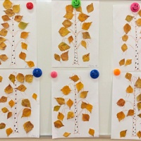 Аппликация из листьев с детьми младшего дошкольного возраста «Осенний наряд для березки»