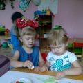 Над листе ватмана я нарисовала солнце к которому дети приклеили лучики из салфеток жёлтого цвета