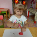 Помогли приклеить их на плакат