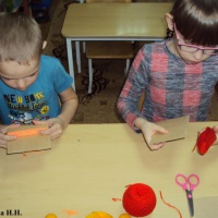 Каждый выбрал по своему усмотрению какую куколку ему смастерить