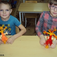 Шаг В середину куколки вставляем деревянную шпажку и ручки