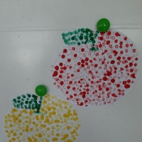 Конспект занятия по рисованию «Рисование яблока ватными палочками» для детей младшего дошкольного возраста