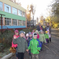 Пока нас радовала погода мы с моей напарницей Светланой Петровной решили порадовать детей и сводить их на прогулку поход в лес расположенный недалеко от сада