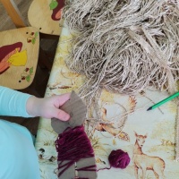 Задачи Учить детей наматывать шерстяную нить на картонную основу
