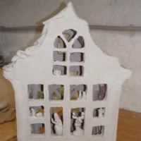 Важно раскатывать глину на сухой пористой поверхности чтобы