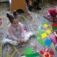 Фотоотчет ко Дню геометрии на МAAM. Дидактическая игра для детей 3–5 лет «Геометрическая мозаика»