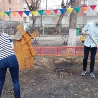 в целях наведения чистоты и порядка на территории МДОУ был организован субботник