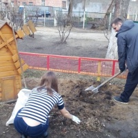 Коллектив родители с детьми приняли активное участие в улучшении санитарного состояния территории МДОУ и закреплённой прилегающей территории