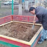 Все дружно взялись за грабли и лопаты кисточки с краской