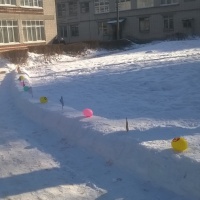 Снежные постройки на территории детского сада для игры и забавы детей