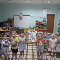 Вы будете по очереди называть и брать то что лежит в мешочке