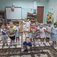 Например Огурец это овощ зеленого цвета Помидор это овощ красного цвета баклажан это овощ синего цвета и т