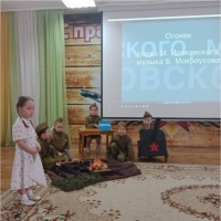 Видео и фотоотчет инсценировки военной песни «Огонек» в исполнении детей старшей группы