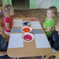 Мастер-класс «Тюльпан» с использованием техники рисования «разноцветные ладошки» (первая младшая группа)
