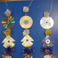 Новогоднее украшение для веранды на прогулочном участке «Елочные игрушки» из компакт-дисков