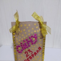 Вставляем пальцы внутрь заготовки совмещаем линию ребра с линией основания и проглаживаем