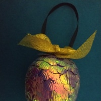 Мастер-класс новогодней игрушки «Шишка» из киндера и пайеток