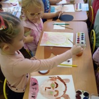 Содействовать развитию художественных и творческих способностей детей