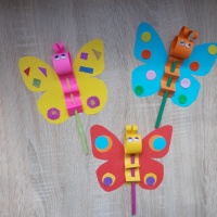 Мастер-класс «Порхающая бабочка» из цветной бумаги и коктельной трубочки