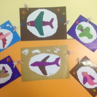 Детские работы «Самолеты в небе» в технике пластилинографии ко Дню самолетов на МAAM в младшей группе