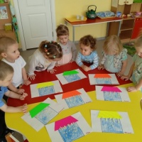 Детский мастер-класс с элементами рисования, лепки и аппликации «Сосульки кап-кап-кап» в группе раннего возраста