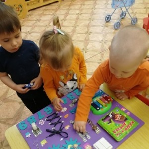 Проект в первой младшей группе «Развивающая доска — бизиборд»