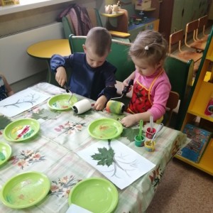 «Кленовая веточка». Конспект НОД по нетрадиционному рисованию в технике «оттиск, отпечаток листьями» (вторая младшая группа)