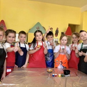 Медведь и куст малины. 1337491. Медведь и куст малины фото. Медведь и куст малины-1337491. картинка Медведь и куст малины. картинка 1337491. В 60 –е 20 века годы Карасово Плесецкого района Архангельской области было одно из отдалённых поселений. Добираться до него приходилось с большим трудом, особенно в весеннюю и осеннюю распутицу. Вокруг непролазные леса и болота. Между деревнями были проложены деревянные мостки, по которым люди ходили в гости или по другой надобности. История, о которой я хочу вам рассказать, произошла именно там. Летом здесь благодать: болота подсыхают, и можно уже сходить с мостков, чтобы собирать ягоду, которой в лесу, между огромных сосен, великое множество: сизо-фиолетовая черника, синеватая голубика, алая брусника, карминная клюква, яркая, оранжевая морошка. Ребятня со всего посёлка пасётся на этих россыпях. Отправилась туда и наша компания: мы с сестрой Наташей и трое соседских ребятишек. Самой младшей – Наташе было два года, старшему – Ваське – 6 лет. Современные родители придут в ужас, услышав об этом: такие маленькие дети, одни, в тайге, без взрослых?! Тогда это было в порядке вещей: в свои 5 лет я уже считалась опытной нянькой, которой вполне можно было доверить сестрёнку. Тем более, она была на моём попечении буквально с первых дней рождения, а мне тогда исполнилось целых три неполных года. День был летний, тёплый, дул небольшой ветерок, который разогнал комаров и противный гнус. Ничто не мешало ягодникам наслаждаться поспевшими ягодами. У каждого из нас были в руках разноцветные кружки. Правда, туда редко что попадало – всё найденное немедленно отправлялось в рот. Мы знали, куда шли: совсем недалеко находился дикий малинник. Да вот и он! Кусты буквально усыпаны малиновыми бусами. Дикая ягода, конечно, очень мелкая, в сравнении с садовой, но никакая культурная малина не может сравниться ароматом и сладостью с дикаркой. Наша ватага накинулась на лесное угощение, и через минуту слышно было только дружное чавканье и причмокивание. Ягодный сок окрасил руки и чумазые мордашки. Вдруг Васька. кареглазый и смуглый крепыш, прислушался и закричал; - Там кто-то малину жрёт! Мы разом прекратили жевать и прислушались: там, действительно, кто-то чавкал, гораздо громче, чем мы все, вместе взятые. На цыпочках обойдя густые кусты, мы выглянули на другую сторону…Дружный визг вспугнул разноцветную сойку, мирно дремавшую на старой сосне: - Ой мамочки, медведь! Небольшой бурый медведь, стоящий на задних лапах, до этого момента мирно поедающий сладкую малину, резко развернулся и помчался прочь, не чуя под собою лап, а в другую сторону ещё быстрее неслась наша ватага, спотыкаясь на кочках, падая через валежины. Не заметили, как долетели до мостков. Дробный стук детских ног гулко отдавался в лесной тишине. Васька нёсся первым, я была вторая в этом забеге. - Няня, я боюсь! – вдруг раздался отчаянный рёв сестрёнки. Оглянувшись, я увидела, что Наташка безнадёжно отстала: на ветру развевались светлые кудрявые волосёнки, испуганные глаза были похожи на голубые блюдца. Как не торопилась Наташа, но ноги не слушались и не хотели бежать быстрей. Я очень боялась медведя, но сестрёнка была такой маленькой и беззащитной. Когда я подбежала к ней, она уже обессиленно сидела на деревянных плахах и с безмолвной мольбой и надеждой смотрела на меня. Я схватила её за ручонки и потащила за собой. Пёстрое платьишко за дралось, и нежный животик проехал прямо по неструганным мосткам. Рёв перещёл в ужаса- ющий визг! Дальше я то волокла Наташку на себе, то тянула её за руку. Как бы то ни было, с большим трудом, мы добрались до дома. Испуганная мама схватила сестрёнку на руки и стала успокаивать. Та ревела, не переставая, и показывала на животик. Когда платьице подняли, взрослые с ужасом увидели нежную кожицу, вспухшую от крупных заноз. Мама, причитая. принялась вытаскивать щепки, обильно смазывая ранки зелёнкой. Бедная сестрёнка визжала, не переставая, на протяжении всего лечения. После экзекуции мама накормила нас манной кашей с маслом, а потом мы уснули, как убитые, и проспали до самого вечера. Страшно представить подобный случай в современном мире. Наверное, наших родителей сразу бы лишили родительских прав. Слава Богу, тогда ничего подобного не было, и мы продолжа ли жить с нашими мамой и папой. Наташин животик зажил очень быстро, и через некоторое вре