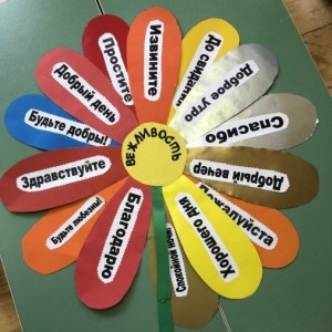 Медведь и куст малины. 1337536. Медведь и куст малины фото. Медведь и куст малины-1337536. картинка Медведь и куст малины. картинка 1337536. В 60 –е 20 века годы Карасово Плесецкого района Архангельской области было одно из отдалённых поселений. Добираться до него приходилось с большим трудом, особенно в весеннюю и осеннюю распутицу. Вокруг непролазные леса и болота. Между деревнями были проложены деревянные мостки, по которым люди ходили в гости или по другой надобности. История, о которой я хочу вам рассказать, произошла именно там. Летом здесь благодать: болота подсыхают, и можно уже сходить с мостков, чтобы собирать ягоду, которой в лесу, между огромных сосен, великое множество: сизо-фиолетовая черника, синеватая голубика, алая брусника, карминная клюква, яркая, оранжевая морошка. Ребятня со всего посёлка пасётся на этих россыпях. Отправилась туда и наша компания: мы с сестрой Наташей и трое соседских ребятишек. Самой младшей – Наташе было два года, старшему – Ваське – 6 лет. Современные родители придут в ужас, услышав об этом: такие маленькие дети, одни, в тайге, без взрослых?! Тогда это было в порядке вещей: в свои 5 лет я уже считалась опытной нянькой, которой вполне можно было доверить сестрёнку. Тем более, она была на моём попечении буквально с первых дней рождения, а мне тогда исполнилось целых три неполных года. День был летний, тёплый, дул небольшой ветерок, который разогнал комаров и противный гнус. Ничто не мешало ягодникам наслаждаться поспевшими ягодами. У каждого из нас были в руках разноцветные кружки. Правда, туда редко что попадало – всё найденное немедленно отправлялось в рот. Мы знали, куда шли: совсем недалеко находился дикий малинник. Да вот и он! Кусты буквально усыпаны малиновыми бусами. Дикая ягода, конечно, очень мелкая, в сравнении с садовой, но никакая культурная малина не может сравниться ароматом и сладостью с дикаркой. Наша ватага накинулась на лесное угощение, и через минуту слышно было только дружное чавканье и причмокивание. Ягодный сок окрасил руки и чумазые мордашки. Вдруг Васька. кареглазый и смуглый крепыш, прислушался и закричал; - Там кто-то малину жрёт! Мы разом прекратили жевать и прислушались: там, действительно, кто-то чавкал, гораздо громче, чем мы все, вместе взятые. На цыпочках обойдя густые кусты, мы выглянули на другую сторону…Дружный визг вспугнул разноцветную сойку, мирно дремавшую на старой сосне: - Ой мамочки, медведь! Небольшой бурый медведь, стоящий на задних лапах, до этого момента мирно поедающий сладкую малину, резко развернулся и помчался прочь, не чуя под собою лап, а в другую сторону ещё быстрее неслась наша ватага, спотыкаясь на кочках, падая через валежины. Не заметили, как долетели до мостков. Дробный стук детских ног гулко отдавался в лесной тишине. Васька нёсся первым, я была вторая в этом забеге. - Няня, я боюсь! – вдруг раздался отчаянный рёв сестрёнки. Оглянувшись, я увидела, что Наташка безнадёжно отстала: на ветру развевались светлые кудрявые волосёнки, испуганные глаза были похожи на голубые блюдца. Как не торопилась Наташа, но ноги не слушались и не хотели бежать быстрей. Я очень боялась медведя, но сестрёнка была такой маленькой и беззащитной. Когда я подбежала к ней, она уже обессиленно сидела на деревянных плахах и с безмолвной мольбой и надеждой смотрела на меня. Я схватила её за ручонки и потащила за собой. Пёстрое платьишко за дралось, и нежный животик проехал прямо по неструганным мосткам. Рёв перещёл в ужаса- ющий визг! Дальше я то волокла Наташку на себе, то тянула её за руку. Как бы то ни было, с большим трудом, мы добрались до дома. Испуганная мама схватила сестрёнку на руки и стала успокаивать. Та ревела, не переставая, и показывала на животик. Когда платьице подняли, взрослые с ужасом увидели нежную кожицу, вспухшую от крупных заноз. Мама, причитая. принялась вытаскивать щепки, обильно смазывая ранки зелёнкой. Бедная сестрёнка визжала, не переставая, на протяжении всего лечения. После экзекуции мама накормила нас манной кашей с маслом, а потом мы уснули, как убитые, и проспали до самого вечера. Страшно представить подобный случай в современном мире. Наверное, наших родителей сразу бы лишили родительских прав. Слава Богу, тогда ничего подобного не было, и мы продолжа ли жить с нашими мамой и папой. Наташин животик зажил очень быстро, и через некоторое вре