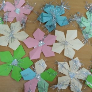 Детский мастер класс «Новогодние звёздочки» в технике оригами с детьми средней группы