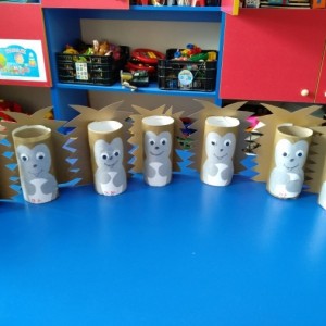 Детский мастер-класс по конструированию из бумаги, картона и втулок «Весёлые ёжики»