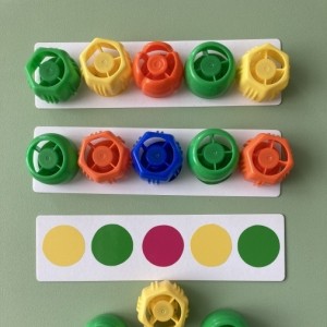 Дидактическая игра из крышек для детей младшего дошкольного возраста «Разноцветные дорожки»